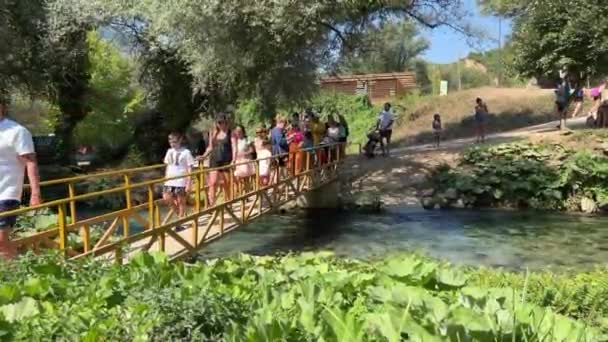 Albánia Turisták Híres Unesco Felsorolt Kék Szem Emberek Sétálnak Hídon — Stock videók