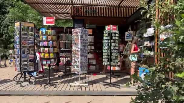Ikony Magnesy Pocztówki Wszystko Jest Sprzedawane Albańskim Kiosku Nad Brzegiem — Wideo stockowe