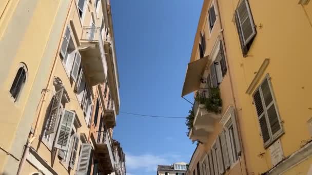 Narrow Streets Tall Yellow Buildings Island Corfu Tourists Walking City — Stock Video