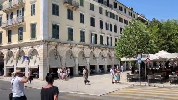 Wąskie Uliczki Wysokie Żółte Budynki Wyspie Korfu Turystów Spacerujących Mieście — Wideo stockowe