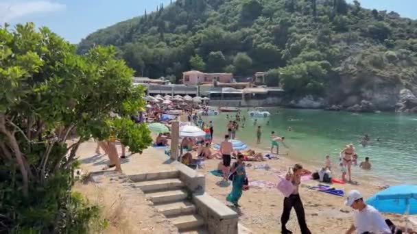 Najsłynniejsza Europejska Plaża Wyspie Korfu Morzu Jońskim Ludzie Wczasowicze Aktywnie — Wideo stockowe