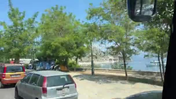 Promenade Van Het Eiland Corfu Auto Passeren Mensen Lopen Onherkenbaar — Stockvideo