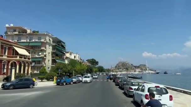 Promenade Pulau Corfu Mobil Melewati Orang Orang Berjalan Dikenal Kehidupan — Stok Video