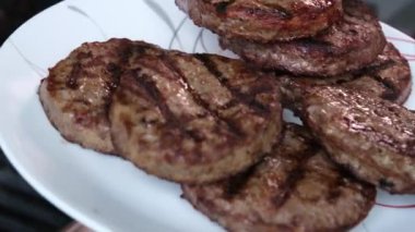 Hamburgerler alevli ızgarada soğuyor, ağır çekimde. Phantom Flex 4K kamerayla çekilmiş. Yüksek kalite 4k görüntü