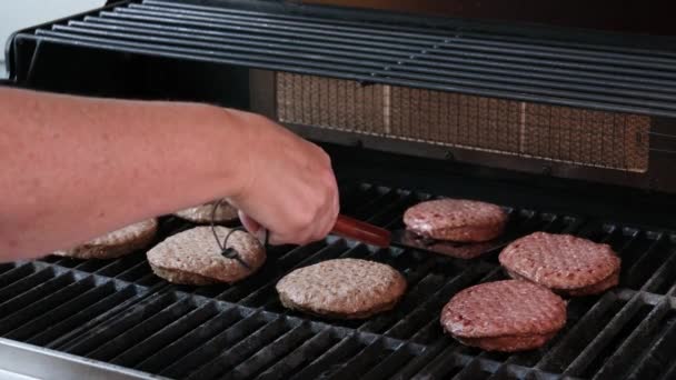 Hamburgerler Alevli Izgarada Soğuyor Ağır Çekimde Phantom Flex Kamerayla Çekilmiş — Stok video