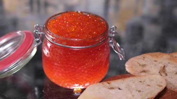 Hacer Sándwiches Con Pan Mantequilla Caviar Salmón Primer Plano Imágenes — Vídeo de stock