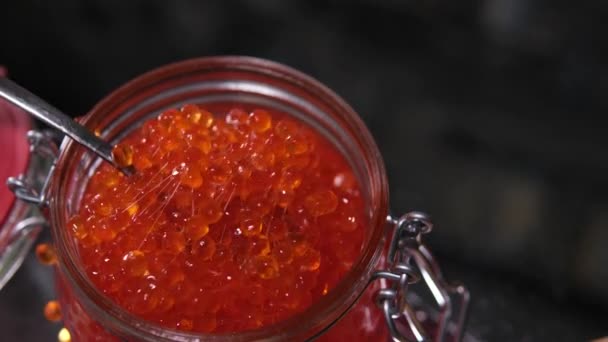 Hacer Sándwiches Con Pan Mantequilla Caviar Salmón Primer Plano Imágenes — Vídeos de Stock