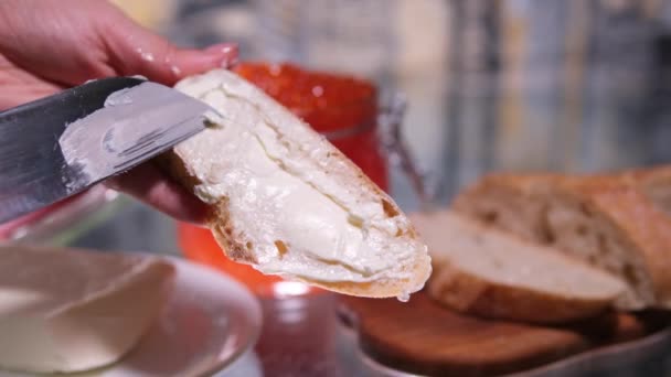 Broodjes Maken Met Brood Boter Zalmkaviaar Close Hoge Kwaliteit Beeldmateriaal — Stockvideo