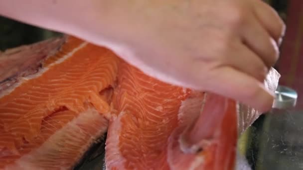 Prozess Des Salzens Roter Fischlachs Schälen Den Fisch Aus Der — Stockvideo