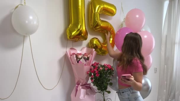 Dospívající Dívka Slaví Narozeniny Výročí Balónky Květiny Čísla Bílé Zdi — Stock video