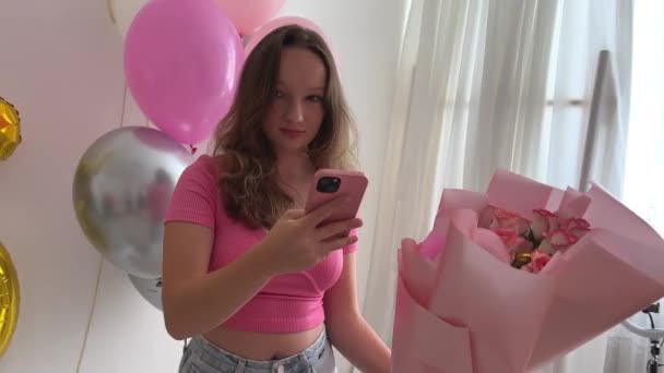 Έφηβος Κορίτσι Γιορτάζει Γενέθλια 15Η Επέτειο Μπαλόνια Λουλούδια Αριθμούς Λευκό — Αρχείο Βίντεο