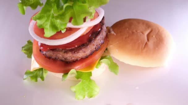Apetyczna Świeża Bułka Nasionami Sezamu Spadnie Uwodzicielskiego Soczystego Wielkiego Burgera — Wideo stockowe