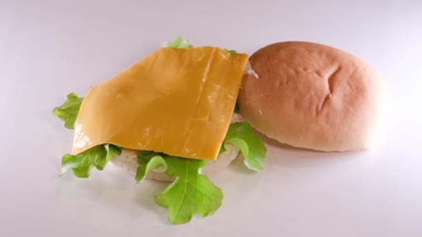 Apetyczna Świeża Bułka Nasionami Sezamu Spadnie Uwodzicielskiego Soczystego Wielkiego Burgera — Wideo stockowe