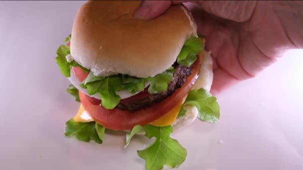 Úžasný Chutný Chutný Burger Různými Čerstvými Ingrediencemi Buchtami Dřevěné Desce — Stock video