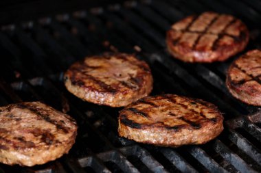 Elektrikli ızgarada ızgara Burger Burger köfteleri spatula üzerinde kapanış kapanışı Sinemada kızarmış kahverengi hamburger köfteleri. 4k 