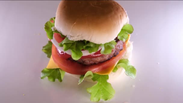 Verbazingwekkende Smakelijke Hamburger Met Verschillende Verse Ingrediënten Broodjes Een Houten — Stockvideo
