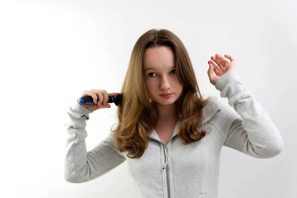 Kämmen Der Haare Mit Einem Blauen Kamm Auf Weißem Hintergrund — Stockfoto