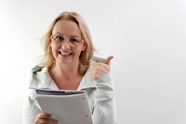 Αντίχειρας Μέχρι Γυναίκα Γυαλιά Γέλιο Ξανθιά Ανάγνωση Ένα Λευκό Σημειωματάριο — Φωτογραφία Αρχείου