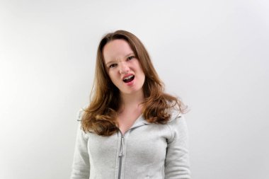 Genç beyaz kız kameraya doğru çığlık atıyor. Ağır çekim. Yüksek kalite 4k görüntü