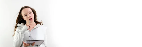 Молодая Девочка Подросток Учится Школе Задумчивая Кусая Ручку Ветру Листая — стоковое фото