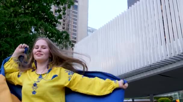 免费的露天音乐节在乌克兰赫尔松举行的露天音乐节上 性感的金发姑娘与乌克兰国旗共舞 免费摇滚美女 — 图库视频影像