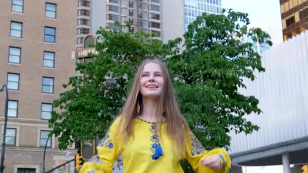 Młoda Piękna Kobieta Młoda Dziewczyna Wielkim Mieście Żółtej Koszuli Haftowanej — Wideo stockowe