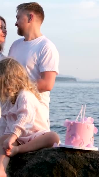 夫と妻は娘と一緒にいる 海で小さな子供の愛と幸せの3周年を祝う 相互理解の家族の優しさの中年期 — ストック動画