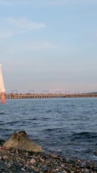 Mutlu Çift Sahilde Romantik Bir Yürüyüş Yaparken Dalgalar Yavaşça Ayaklarının — Stok video