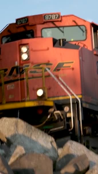 Kanadai Csendes Óceáni Vasút Dízelmotor Mozdony Tehervonat Indulás Ipari Városi — Stock videók