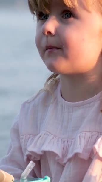 Enfant Boire Eau Bouteille Plastique Problème Pénurie Eau Sur Terre — Video