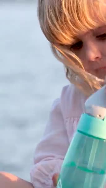 Маленька Дівчинка Блондинка Рожевій Сукні Воду Синьої Пляшки Правильне Харчування — стокове відео