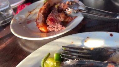 Kalan çizburger ve ketçaplı patates kızartması. Atıştırmayı bitiriyorum. Yüksek kalite 4k görüntü