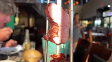 Brezilya Geleneksel Churrasco Brezilya Barbeküsü 'ndeki sulu Picanha' yı kapatın. Kesilmek. Yüksek kalite 4k görüntü
