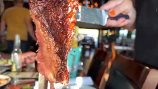 Gaucho Φέτες Ζουμερό Βόειο Κρέας Από Σουβλάκι Στο Βραζιλιάνικο Steakhouse — Αρχείο Βίντεο