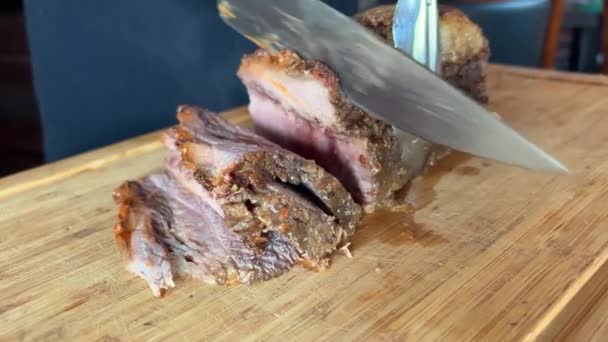 Zbliżenie Śledzenia Ujęcia Pokrojenia Ramienia Pieczonej Wieprzowiny Nożem Kucharskim Wysokiej — Wideo stockowe