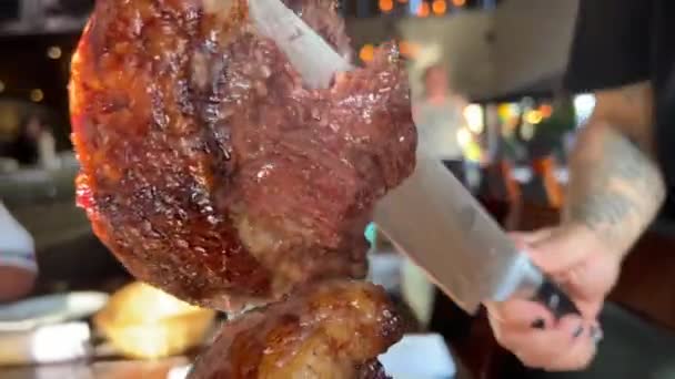 Ясний Ресторан Відрізав Ясо Барбекю Великий Шматок Величезним Ножем Столі — стокове відео