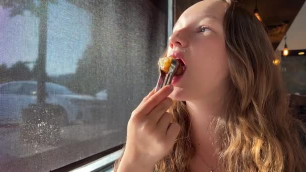 Młoda Nastolatka Używająca Specjalnej Pęsety Zjada Smażonego Banana Cieście Przy — Wideo stockowe