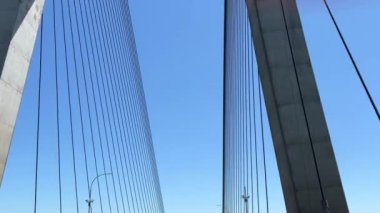 Kanada Havayolları Kuzey Arma Köprüsü Metro Vancouver, British Columbia, Kanada 'daki Fraser Nehri üzerinde. Yüksek kalite 4k görüntü
