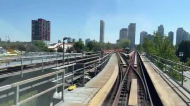 Vancouver SkyTrain, Surrey 'e giden yeni Kanada hattı. Tren yolculuğu, tren yolculuğu, şehir trafiği rahat mavi gökyüzü, güzel hava, Vancouver. Yüksek kalite 4k görüntü