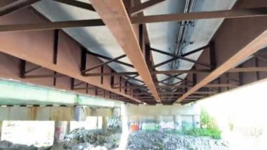 Vancouver SkyTrain, Surrey 'e giden yeni Kanada hattı. Tren yolculuğu, tren yolculuğu, şehir trafiği rahat mavi gökyüzü, güzel hava, Vancouver. Yüksek kalite 4k görüntü