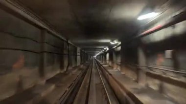 Yeni Kanada hava treni Blue Line Surrey Vancouver Surrey merkez istasyonu tren istasyonuna vardı, kapılar açıktı, insanlar Kanada British Columbia Vancouver Surrey 'e girdi. Yüksek kalite 4k