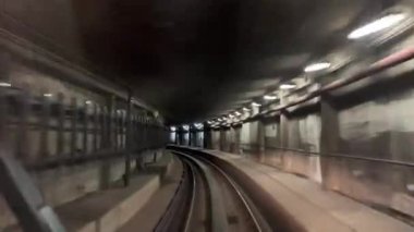 Vancouver SkyTrain, Surrey 'e giden yeni Kanada hattı. Trenler gökyüzü yolu trafiği büyük şehir hayatı rahat mavi gökyüzü güzel hava Vancouver Kanada