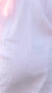 4 yaşındaki beyaz bir kızın ayakları çıplak ayakla doğal bir derede yürürken ve tırmanırken kayalarla ve yazları oynarken. Haziran 'da Almanya' da görülmüş. Yüksek kalite 4k görüntü