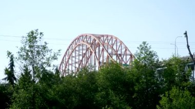 Fraser Nehri üzerindeki Pattullo Köprüsü. Surrey, British Columbia, Kanada. Suyun üzerinde uzun süre köprü var. Sky Train Köprüsü. Diğer köprülerin yanında pembe kemer şeklinde bir köprü.