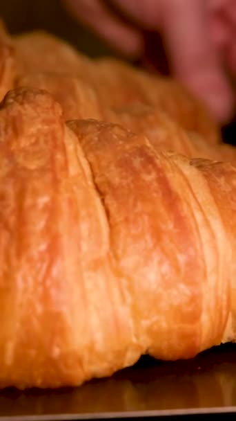 Deliciosos Croissants Bandeja Para Hornear Mano Femenina Los Gira Alrededor — Vídeos de Stock