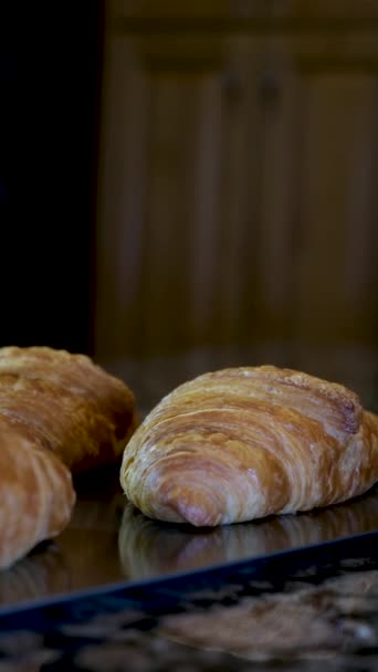 Algunos Croissants Croissants Croissants Francés Fresco Hecho Giratorio Primer Plano — Vídeos de Stock