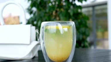 Masada zencefil, limon, bal ve nane şekerli çay var. Yüksek kalite 4k görüntü