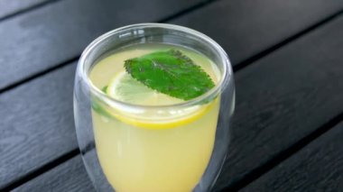 Masada zencefil, limon, bal ve nane şekerli çay var. Yüksek kalite 4k görüntü