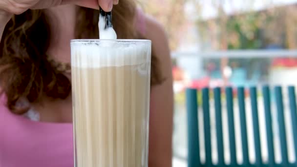 Parkta Buzlu Latte Içen Mutlu Kadın Yüksek Kalite Görüntü — Stok video