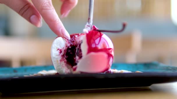 Tabakta Iştah Açıcı Tatlı Bir Parça Kek Kaşıkla Yenir Seçici — Stok video